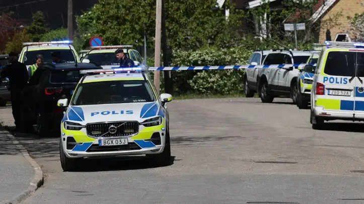 Tre skjutna vid villa i Älvsjö • Stor insats – en gripen
