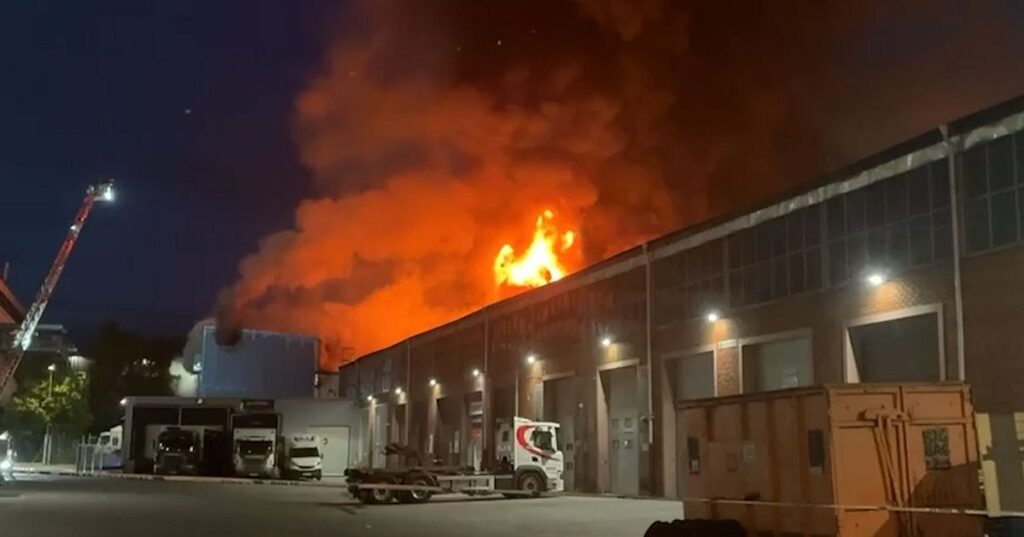 Brand i industribyggnad i Älvsjö i Stockholm