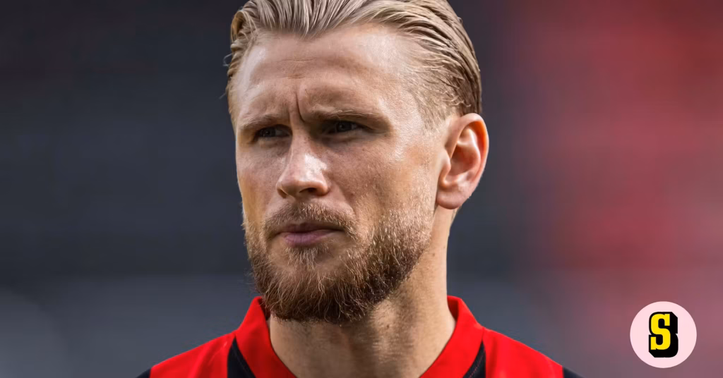 Simon Strand pudlar efter bilden med Hammarbykläder