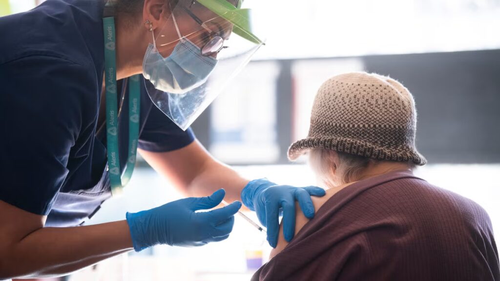 ”Det finns inga hinder för staten att redan idag finansiera vaccinering av personer över 65 år.” – Sydsvenskan