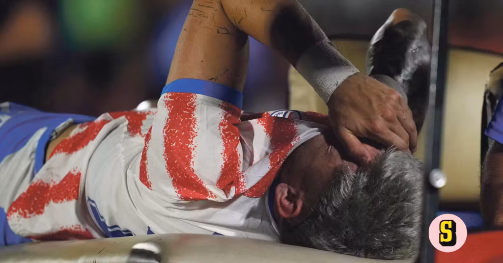 Paraguays Julio Enciso ut på bår inför fotbolls-VM