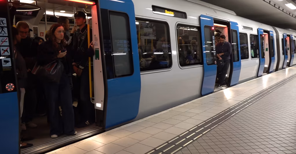 Fortsatta förseningar på röda linjen – SL utvärderar utdragen evakuering